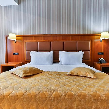 Kings Park Hotel ポドゴリツァ エクステリア 写真