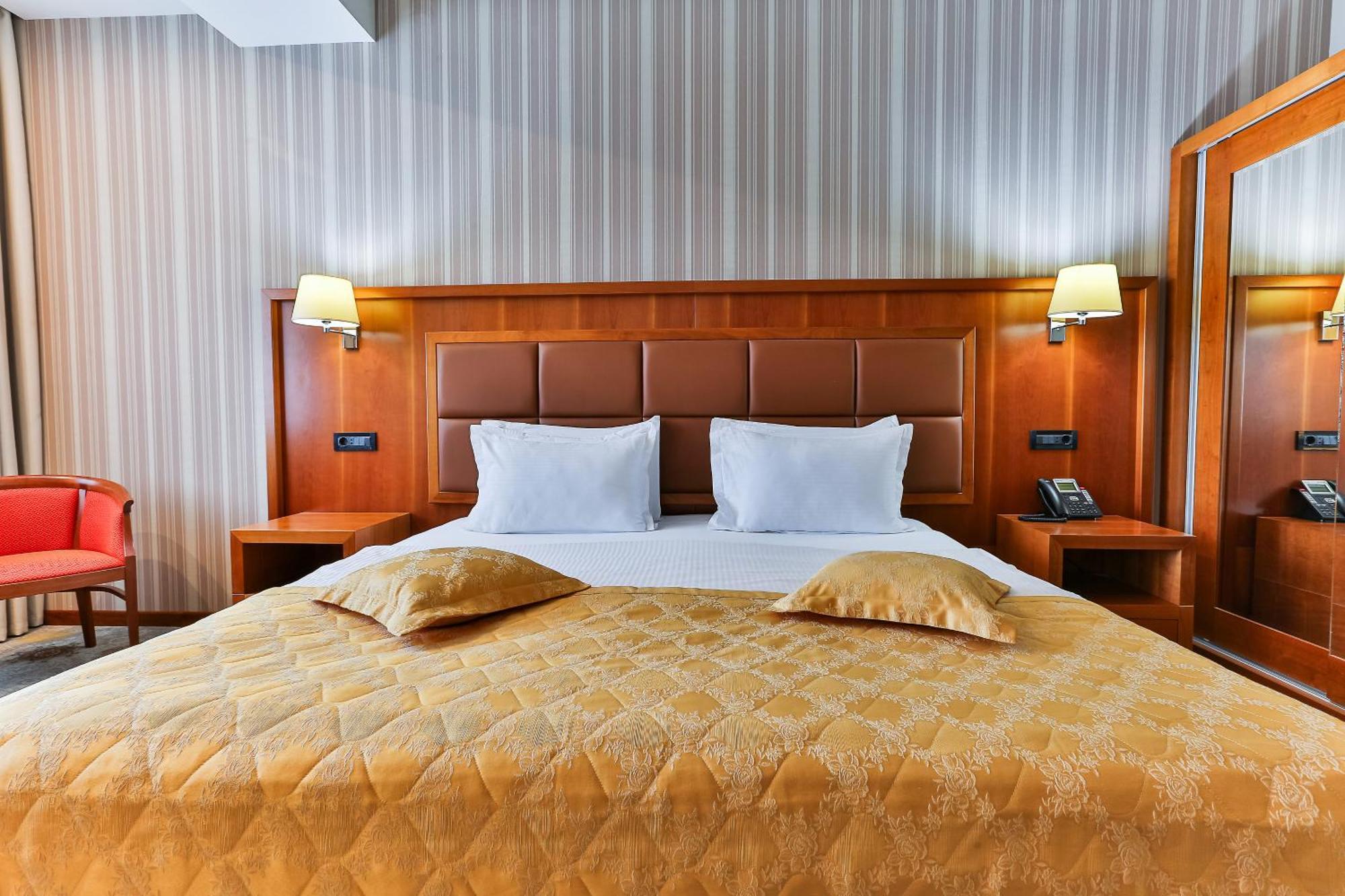 Kings Park Hotel ポドゴリツァ エクステリア 写真