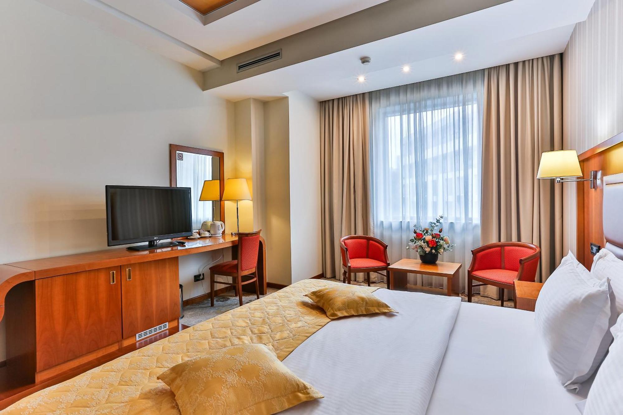 Kings Park Hotel ポドゴリツァ エクステリア 写真