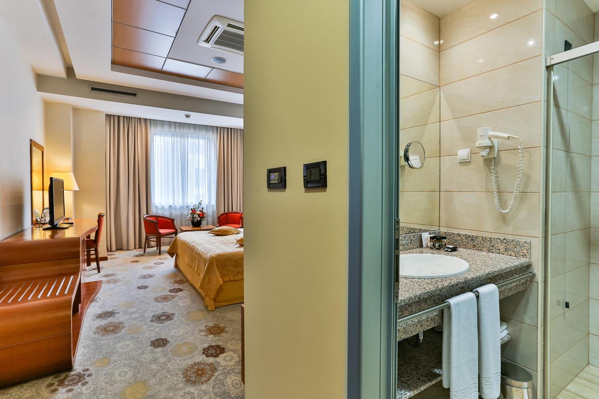 Kings Park Hotel ポドゴリツァ エクステリア 写真