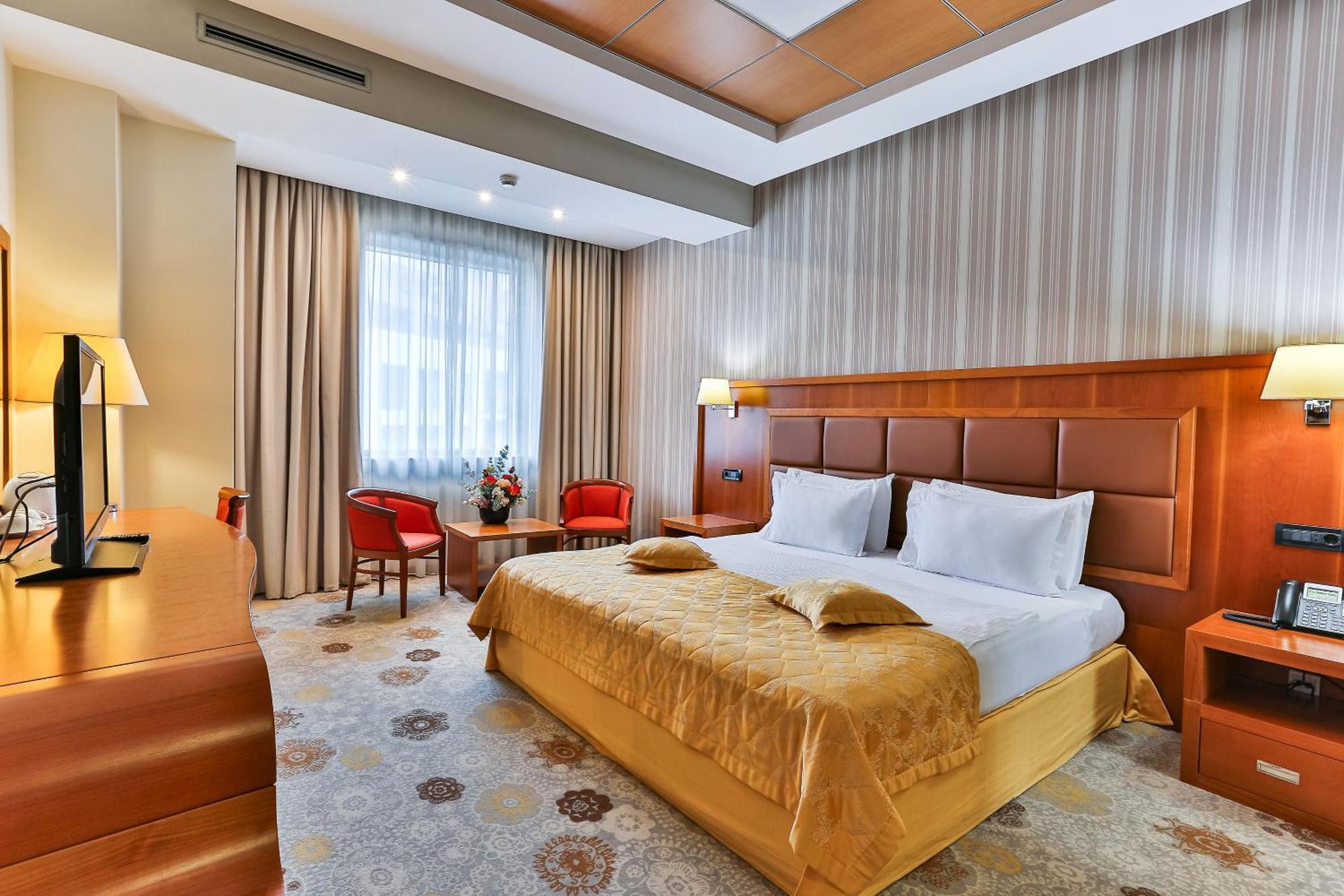 Kings Park Hotel ポドゴリツァ エクステリア 写真