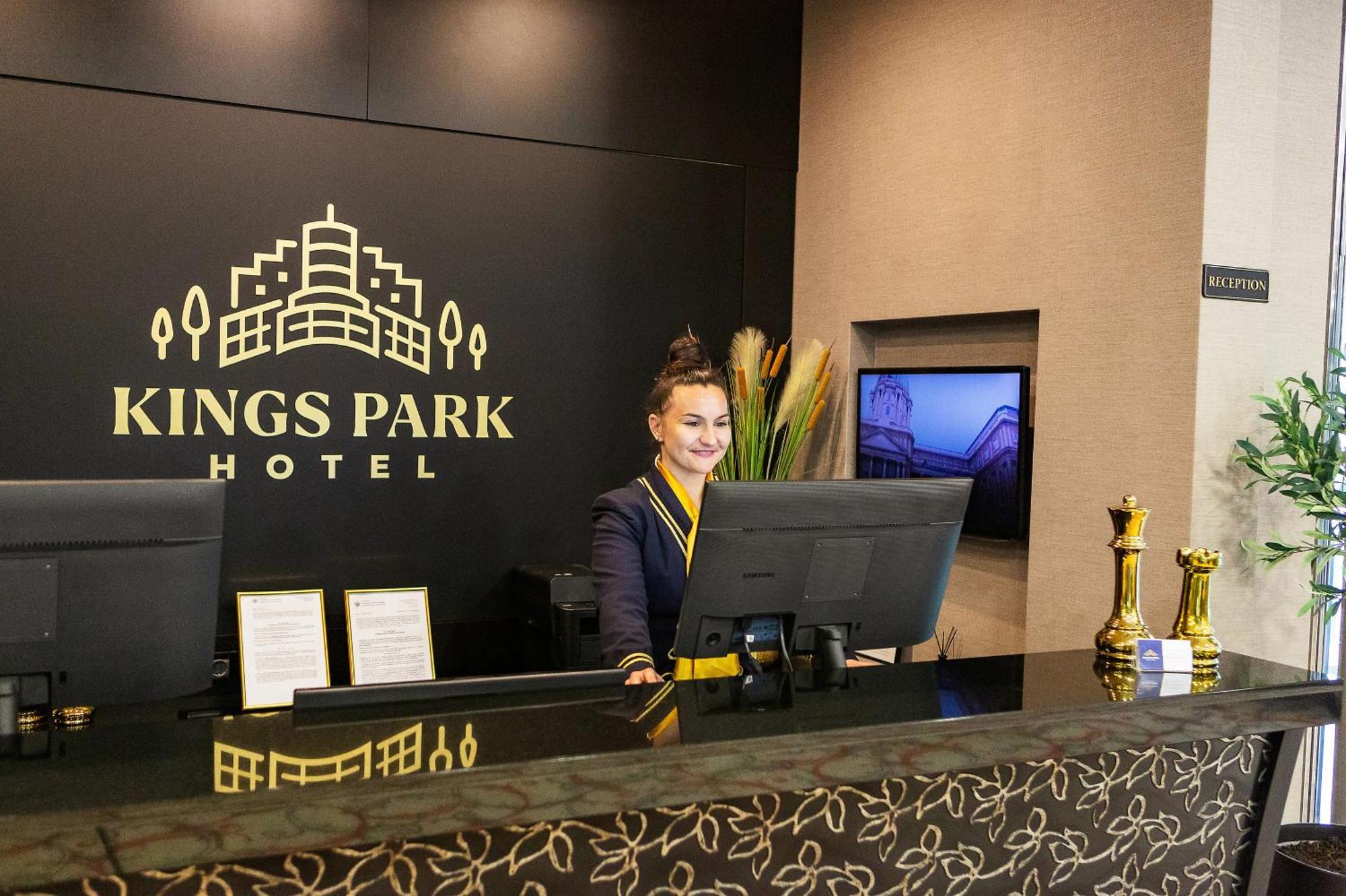 Kings Park Hotel ポドゴリツァ エクステリア 写真