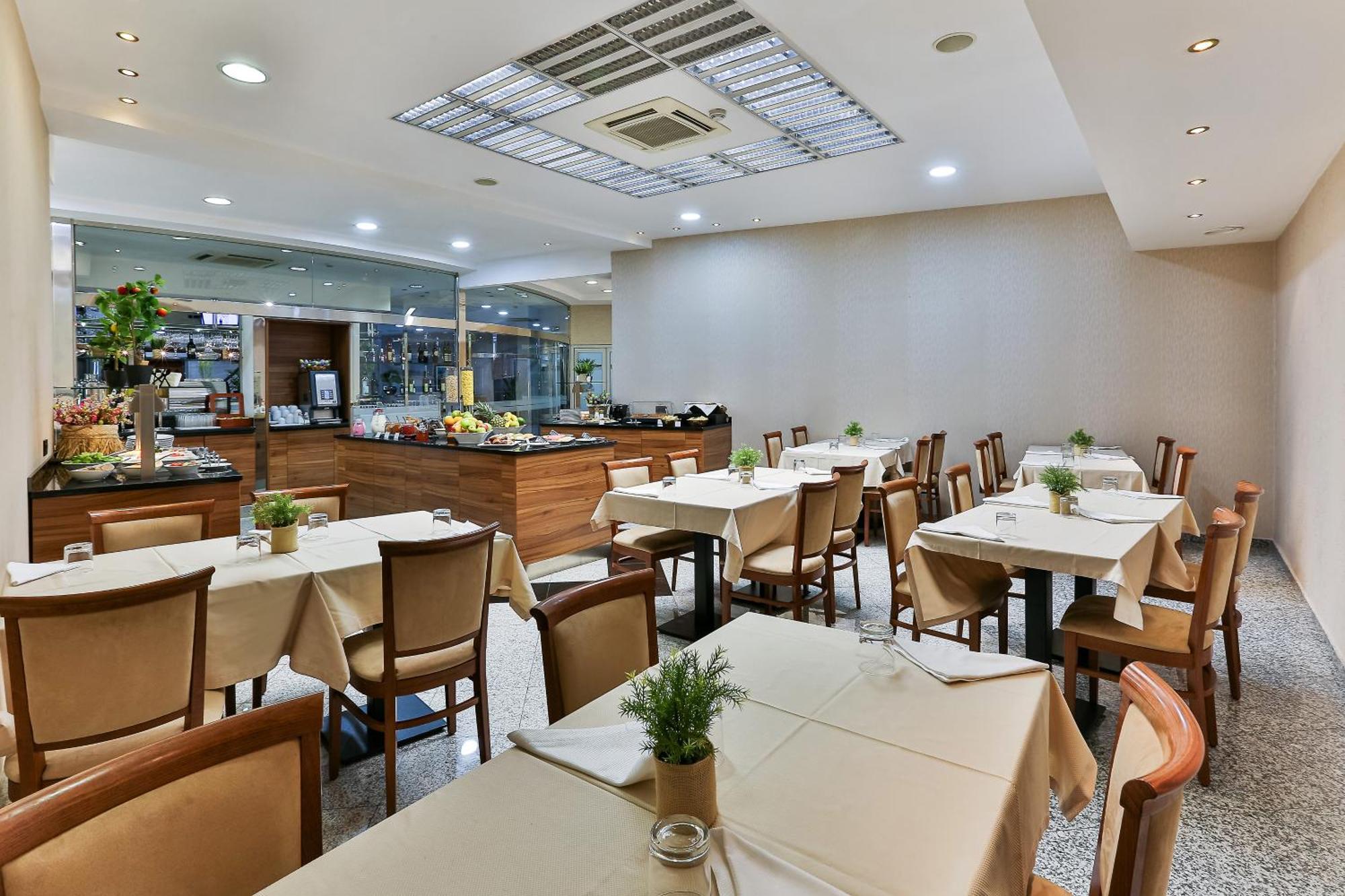 Kings Park Hotel ポドゴリツァ エクステリア 写真