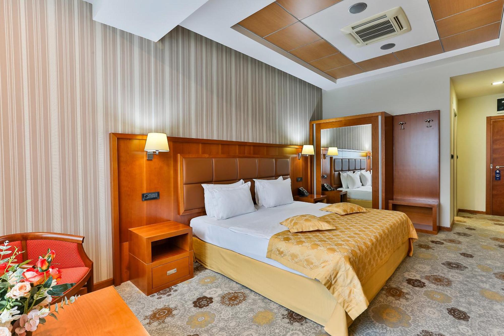 Kings Park Hotel ポドゴリツァ エクステリア 写真