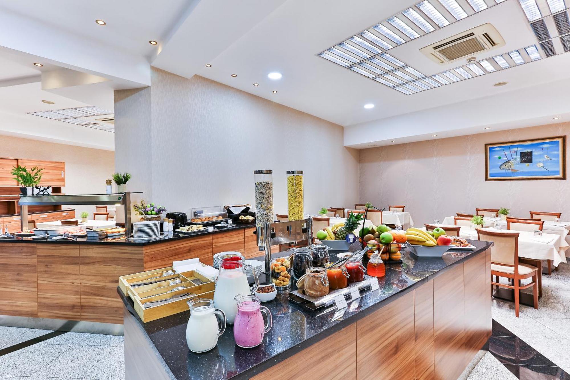 Kings Park Hotel ポドゴリツァ エクステリア 写真