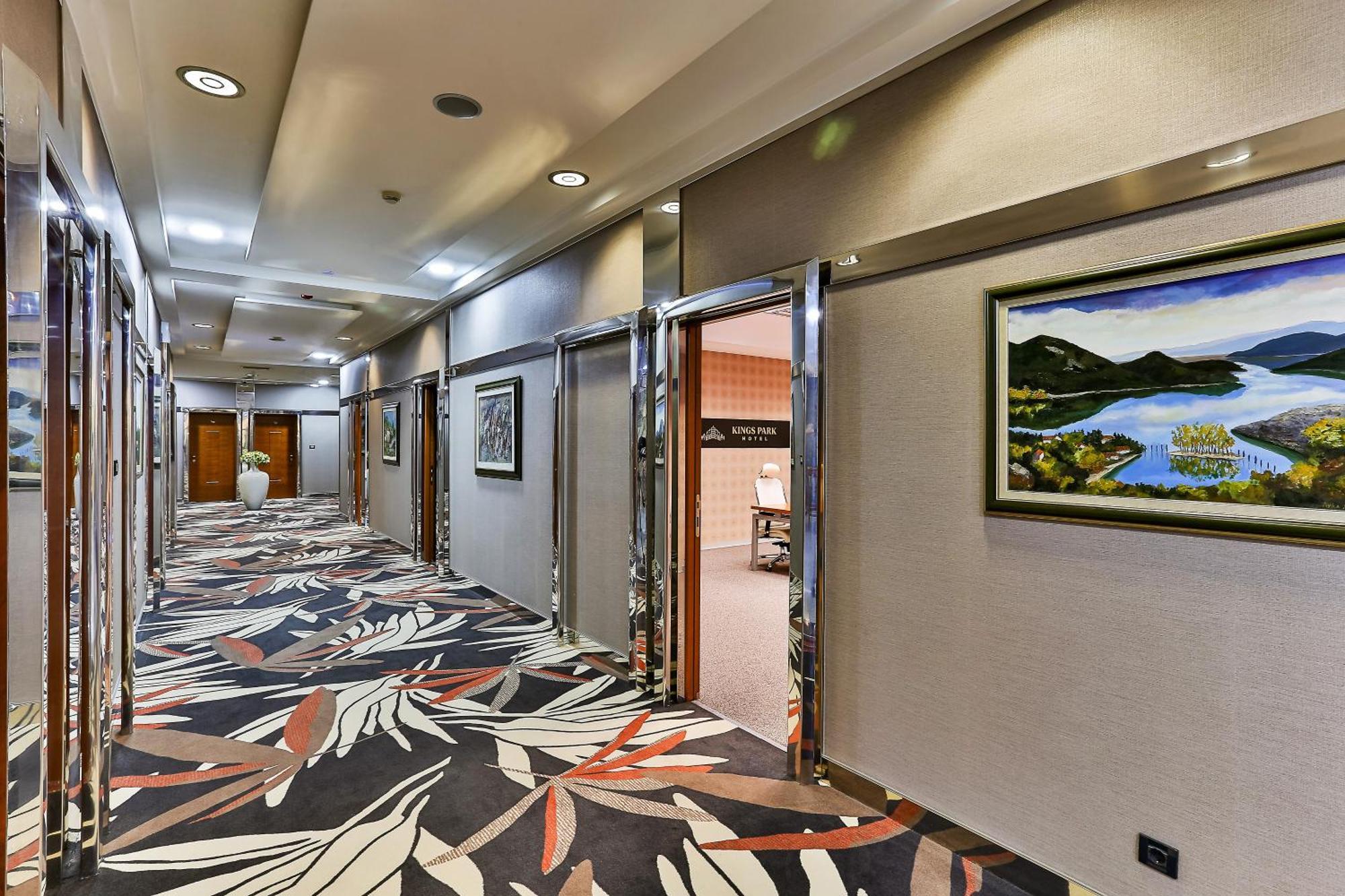 Kings Park Hotel ポドゴリツァ エクステリア 写真