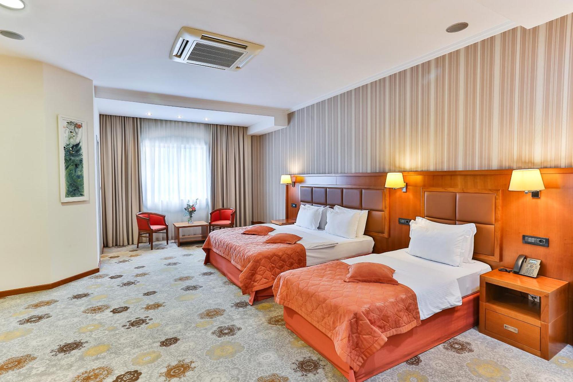 Kings Park Hotel ポドゴリツァ エクステリア 写真
