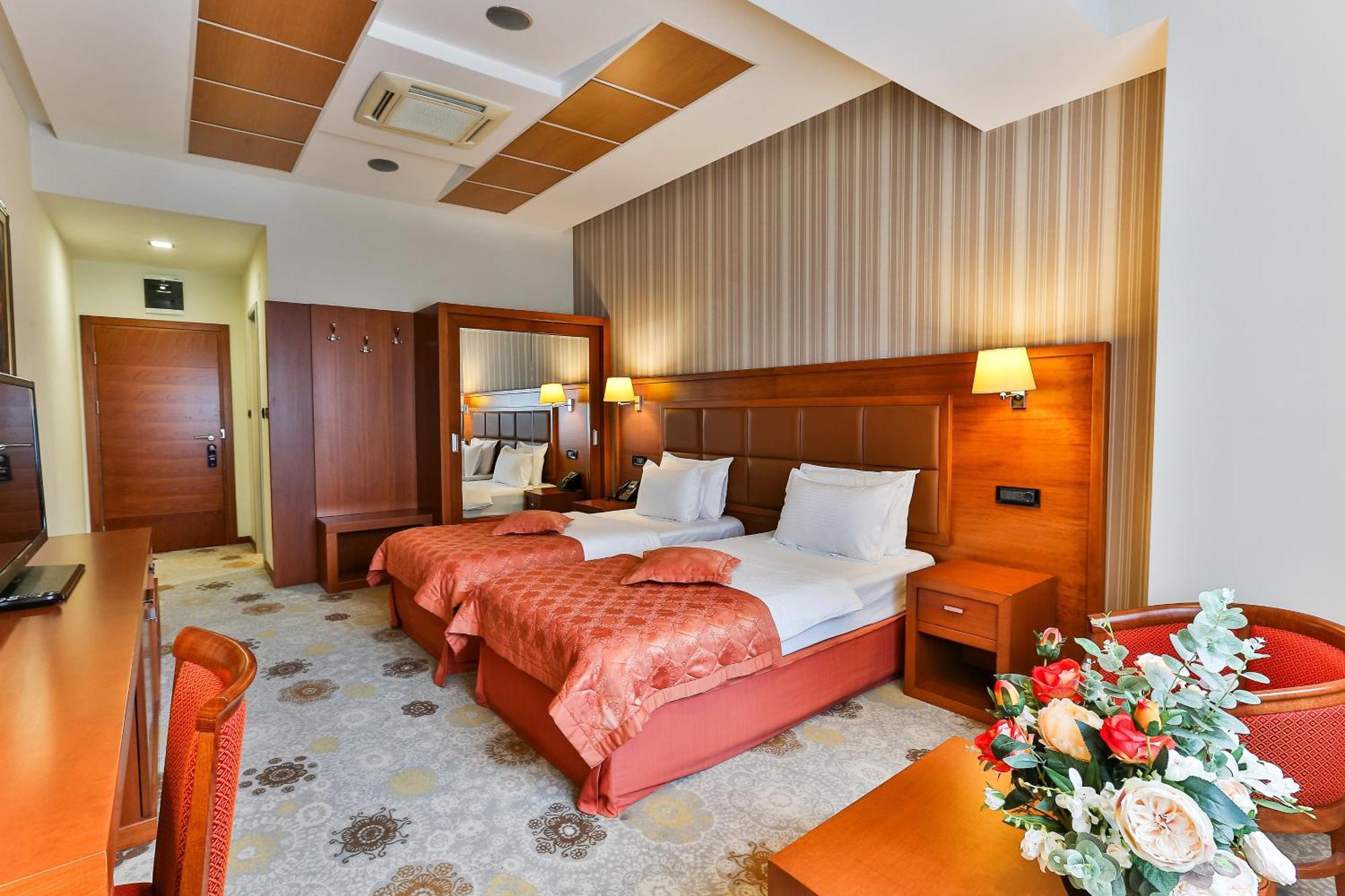 Kings Park Hotel ポドゴリツァ エクステリア 写真