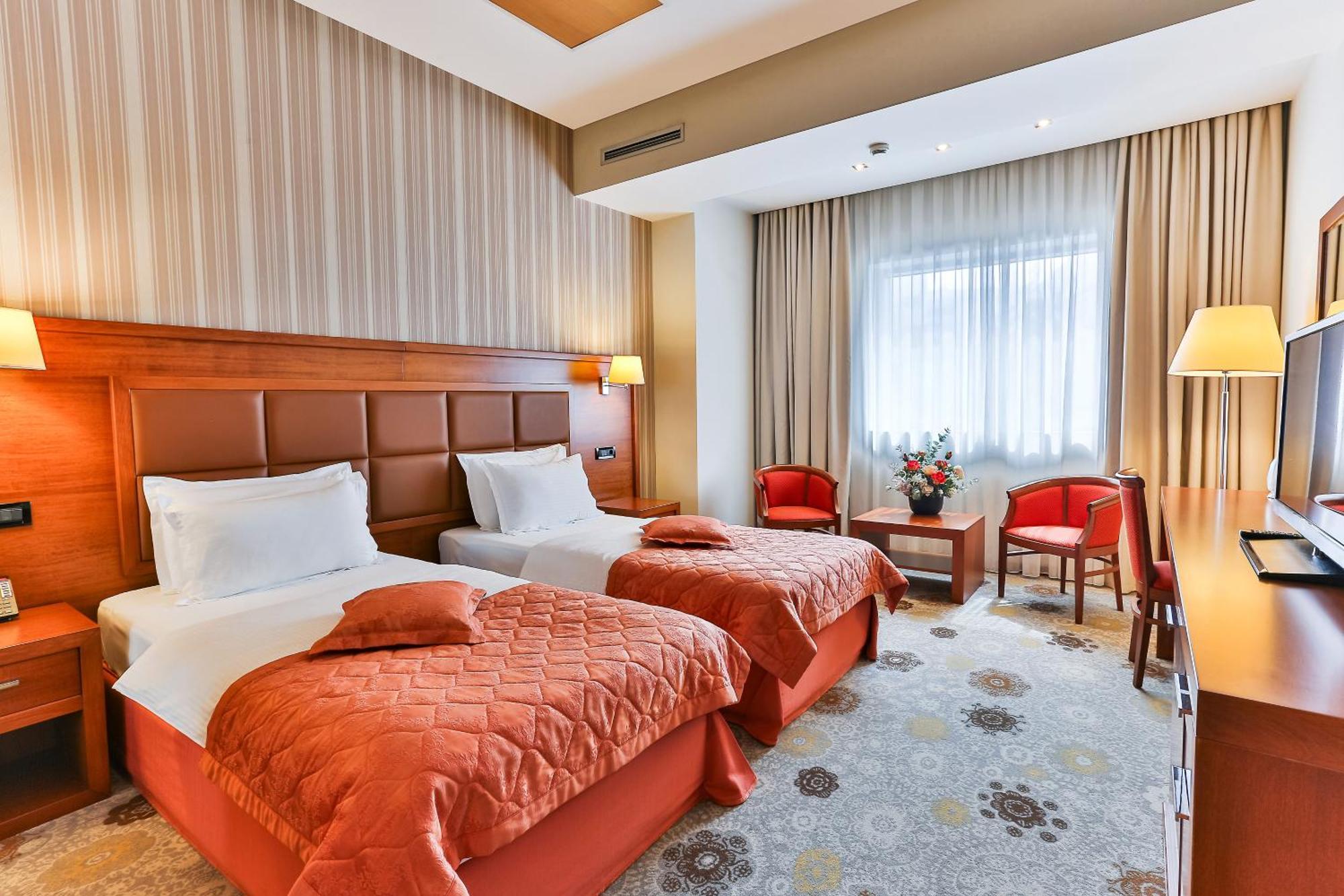 Kings Park Hotel ポドゴリツァ エクステリア 写真